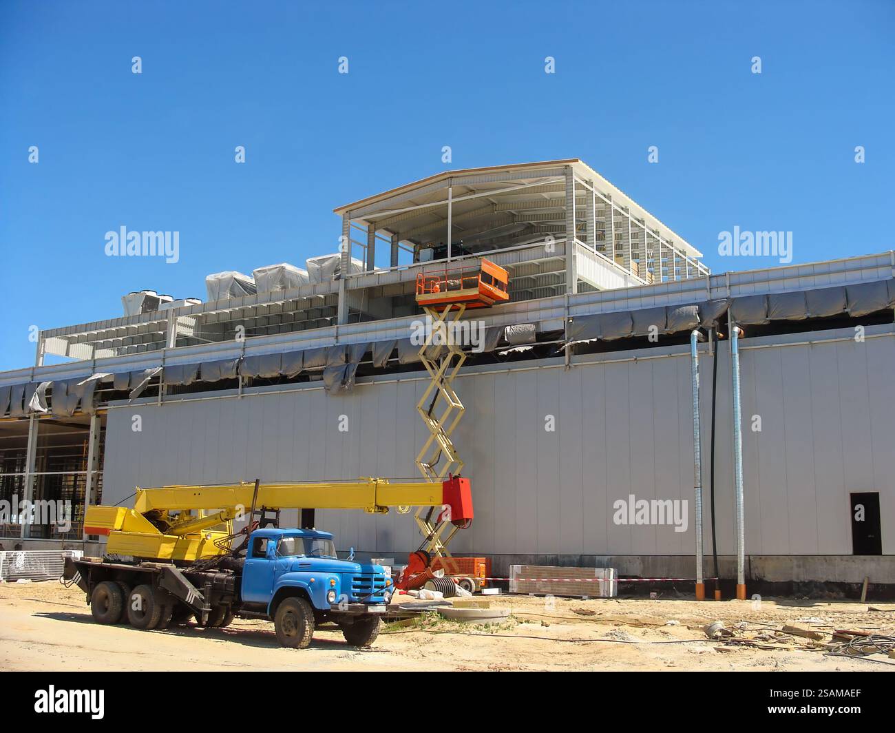 Construction d'entrepôt frigorifique avec cadre métallique et panneaux isolés. Banque D'Images