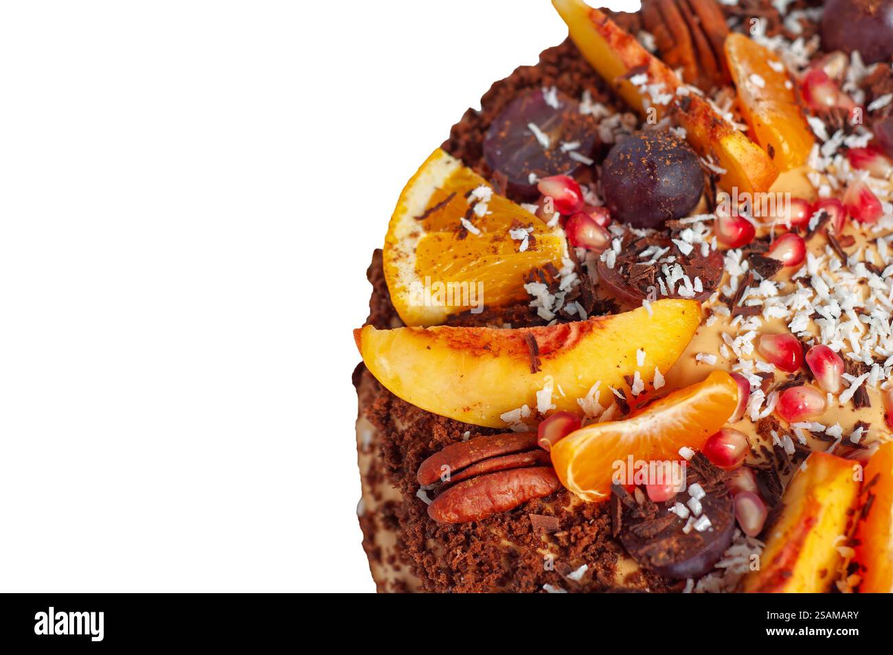 Gros plan d'un gâteau fait maison avec des fruits frais, des noix et des copeaux de chocolat. Banque D'Images