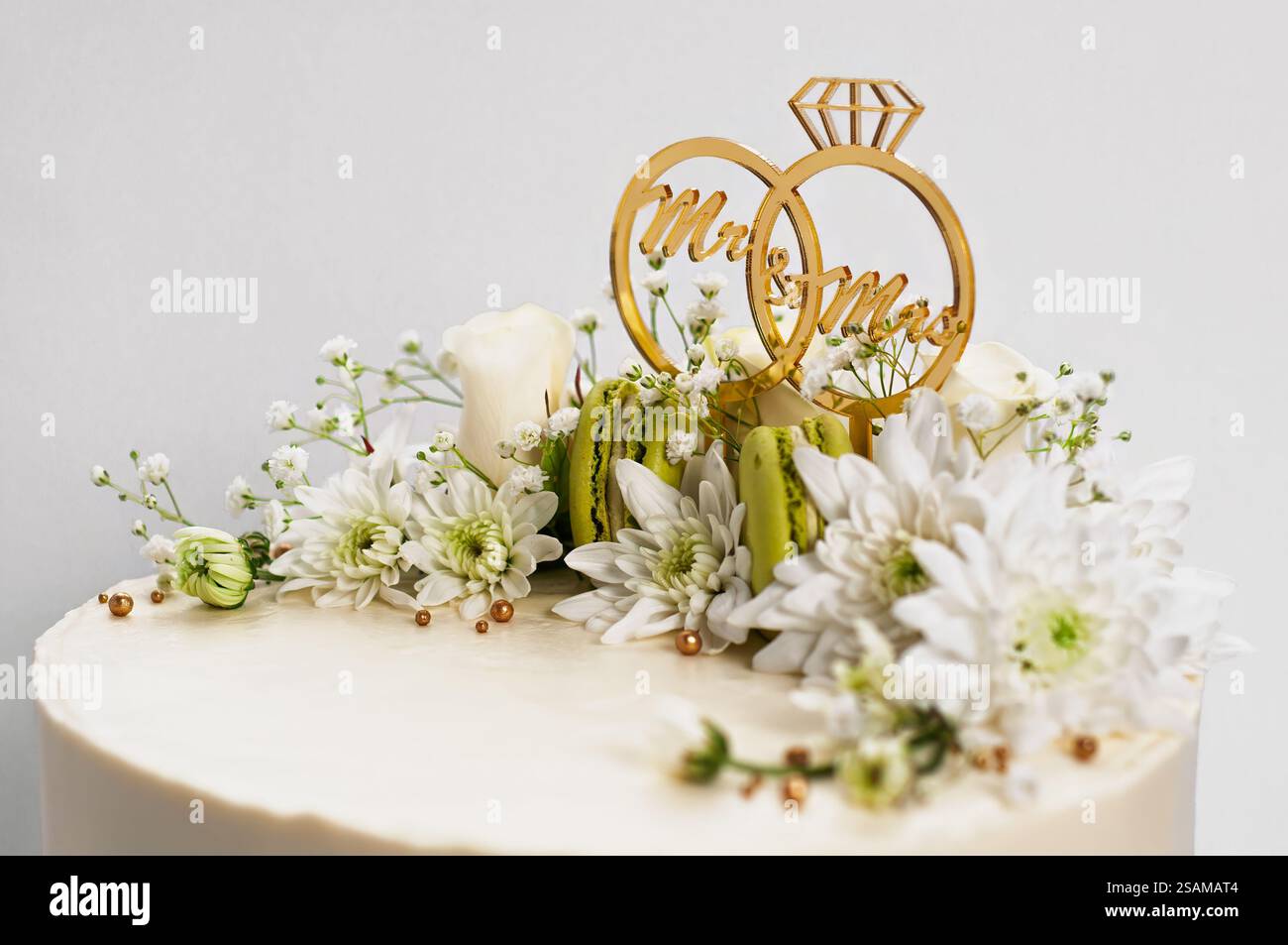 Gâteau de mariage fait à la main avec décoration florale et topper or Mr et Mrs. Banque D'Images