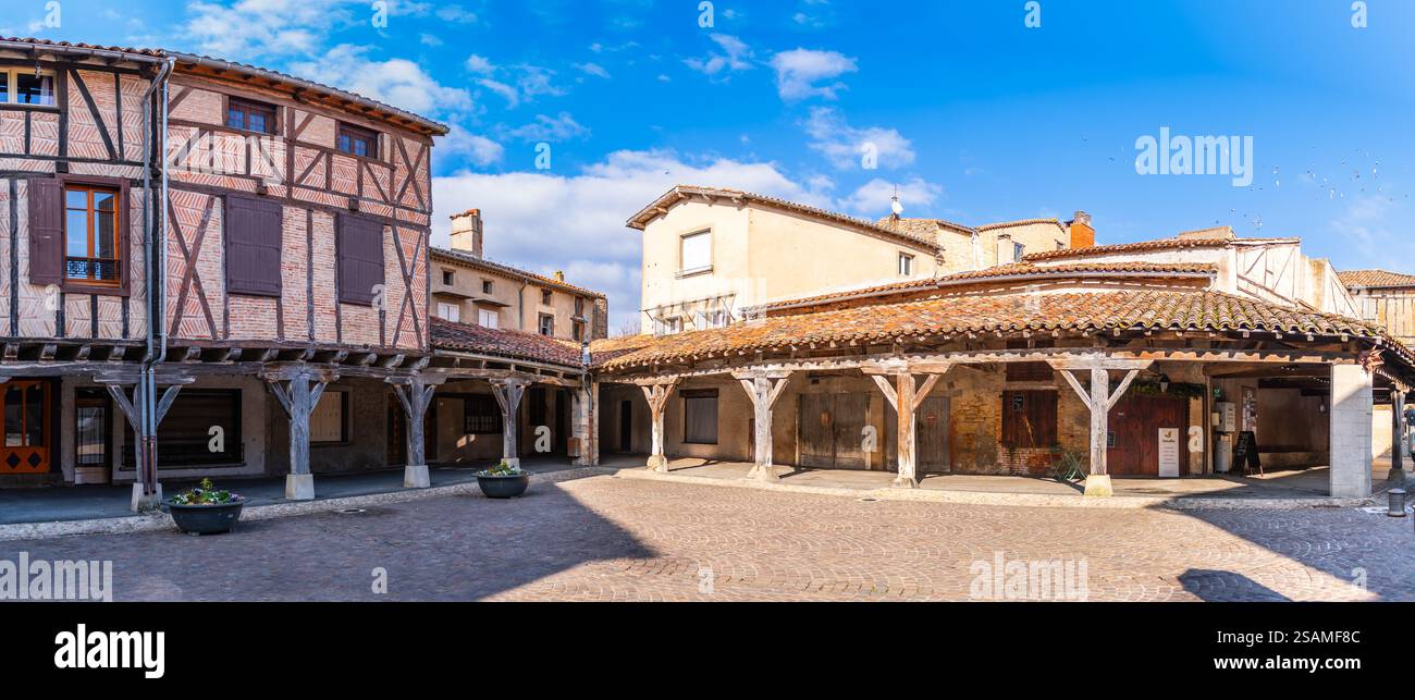 Place centrale du village de Lautrec, dans le Tarn, Occitanie, France Banque D'Images