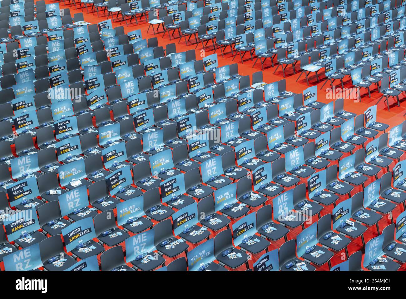 Salle de rassemblement, déserte avec de nombreuses chaises vides et des affiches avec l'inscription UNSER KANNZLER. Campagne électorale Bundestag du parti CDU pour le p Banque D'Images