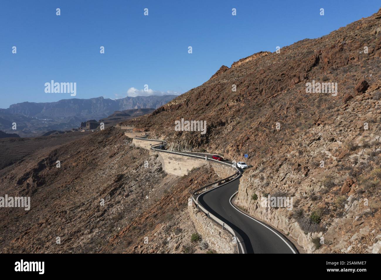 Tir par drone, route de montagne au point de vue de Degollade de las Yeguas, Gran Canaria, Îles Canaries, Espagne, Europe Banque D'Images