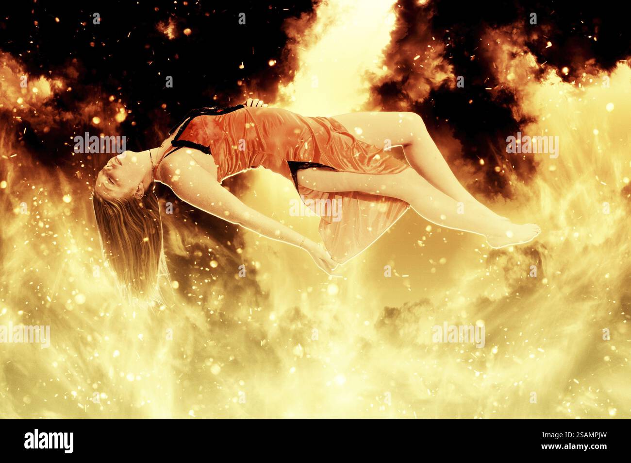 Belle jeune femme flottant dans l'air en feu Banque D'Images Belle jeune femme flottant dans l'air en feu Banque D'Images