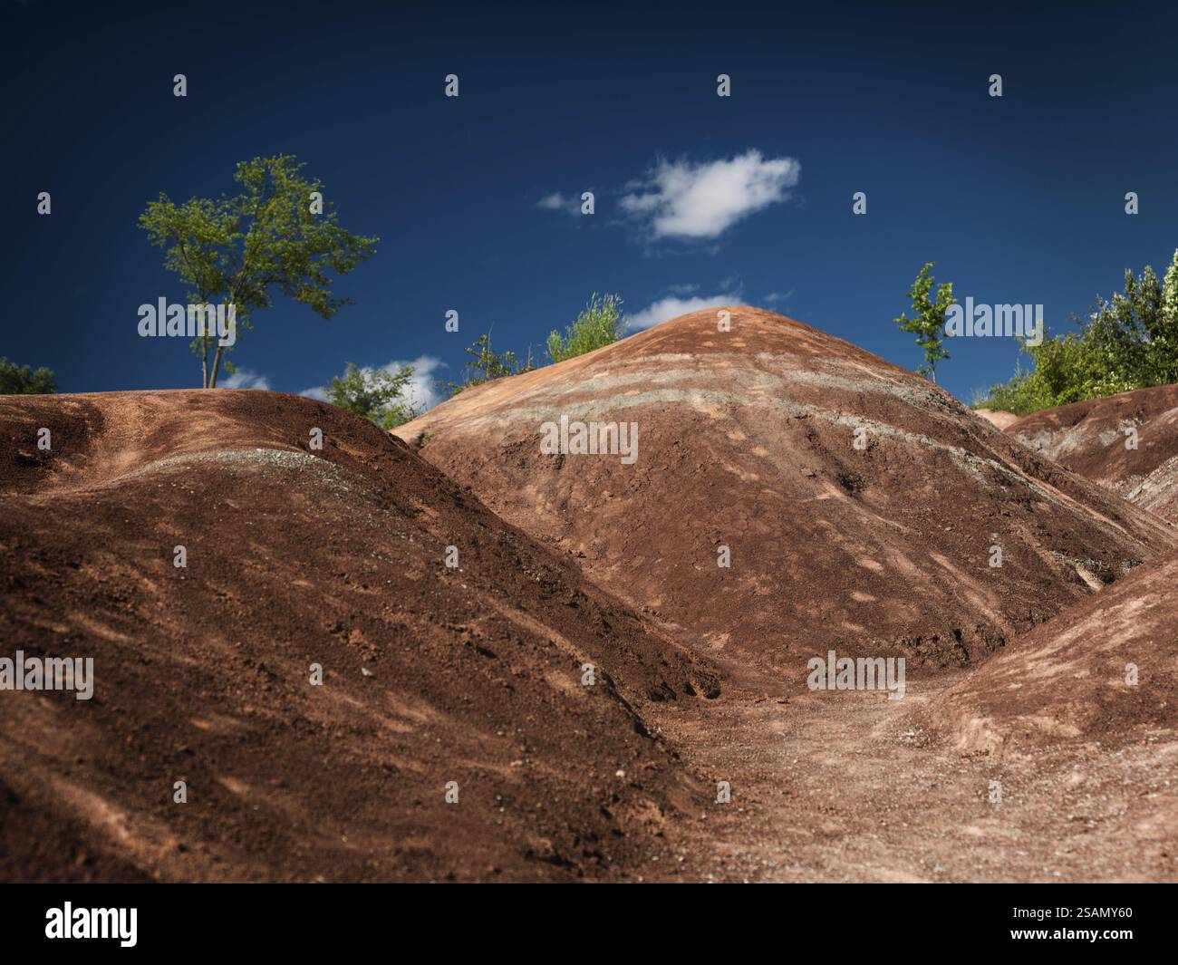 Cheltenham Badlands Ontario Canada panoramique estival. Mystérieux paysage martien formé par de l'argile érodée rouge et grise Banque D'Images