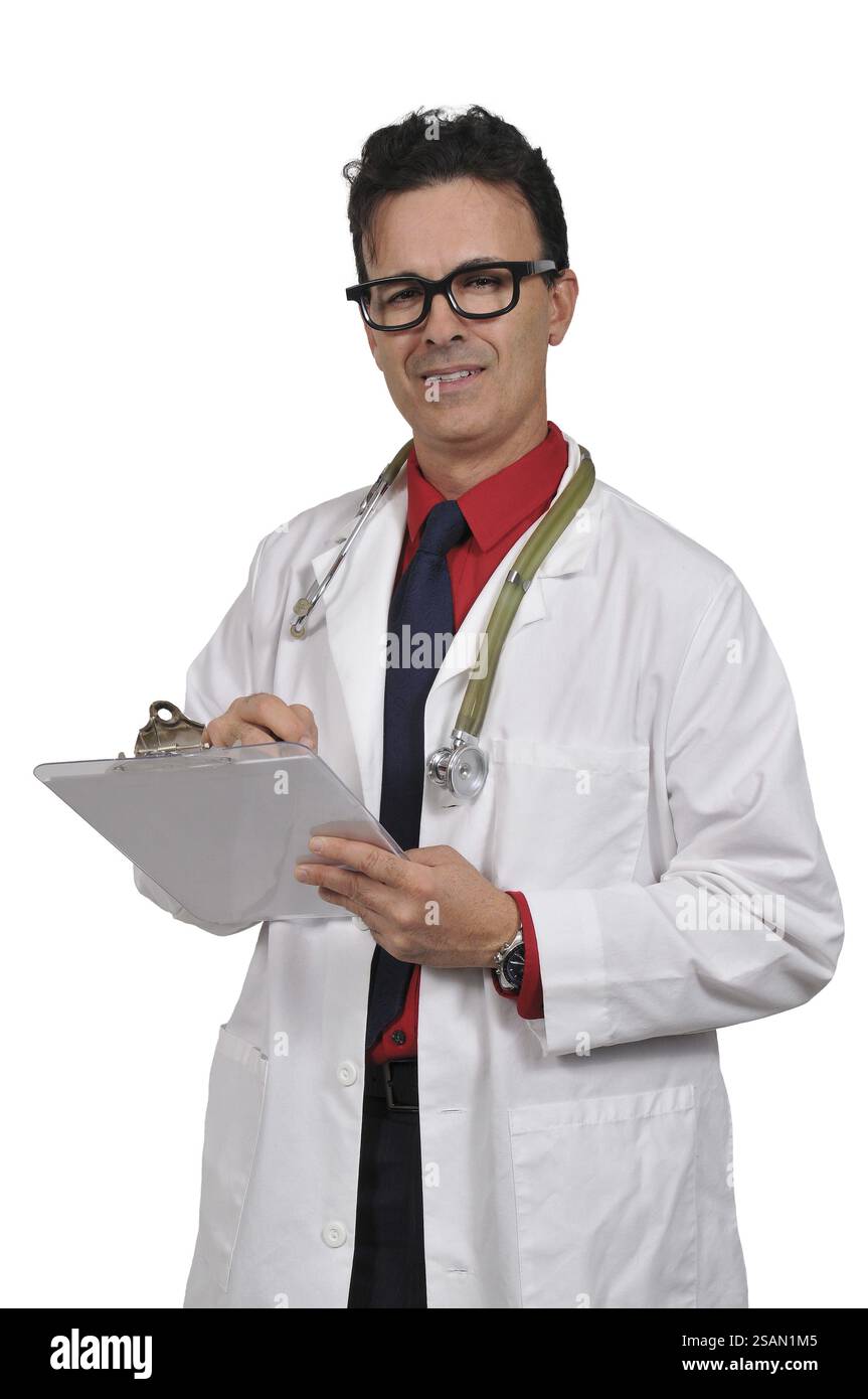 Médecin homme tenant un presse-papiers avec un dossier médical patient chart Banque D'Images