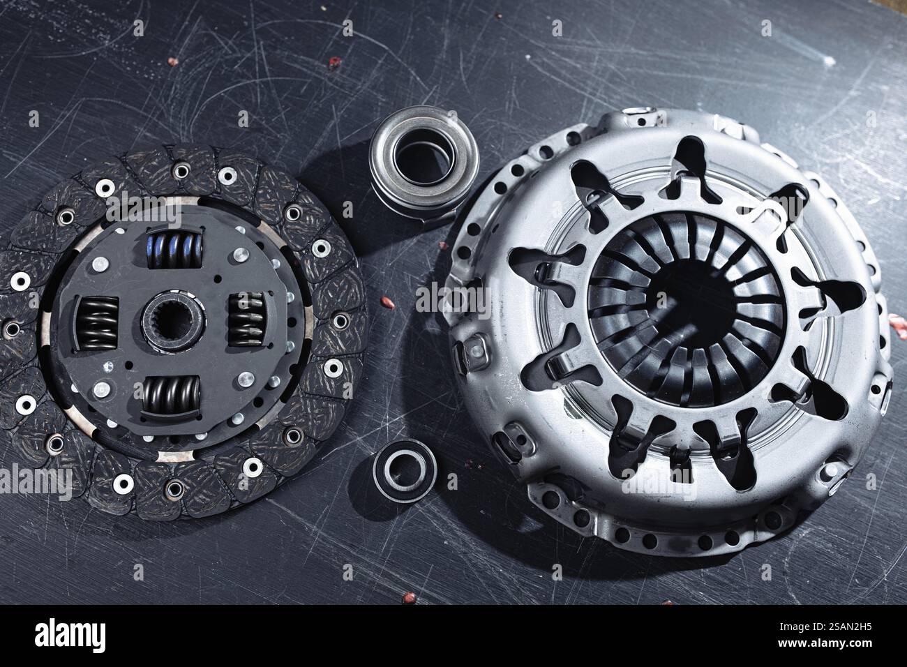 Pièces du kit d'embrayage disposées sur une table d'atelier Banque D'Images