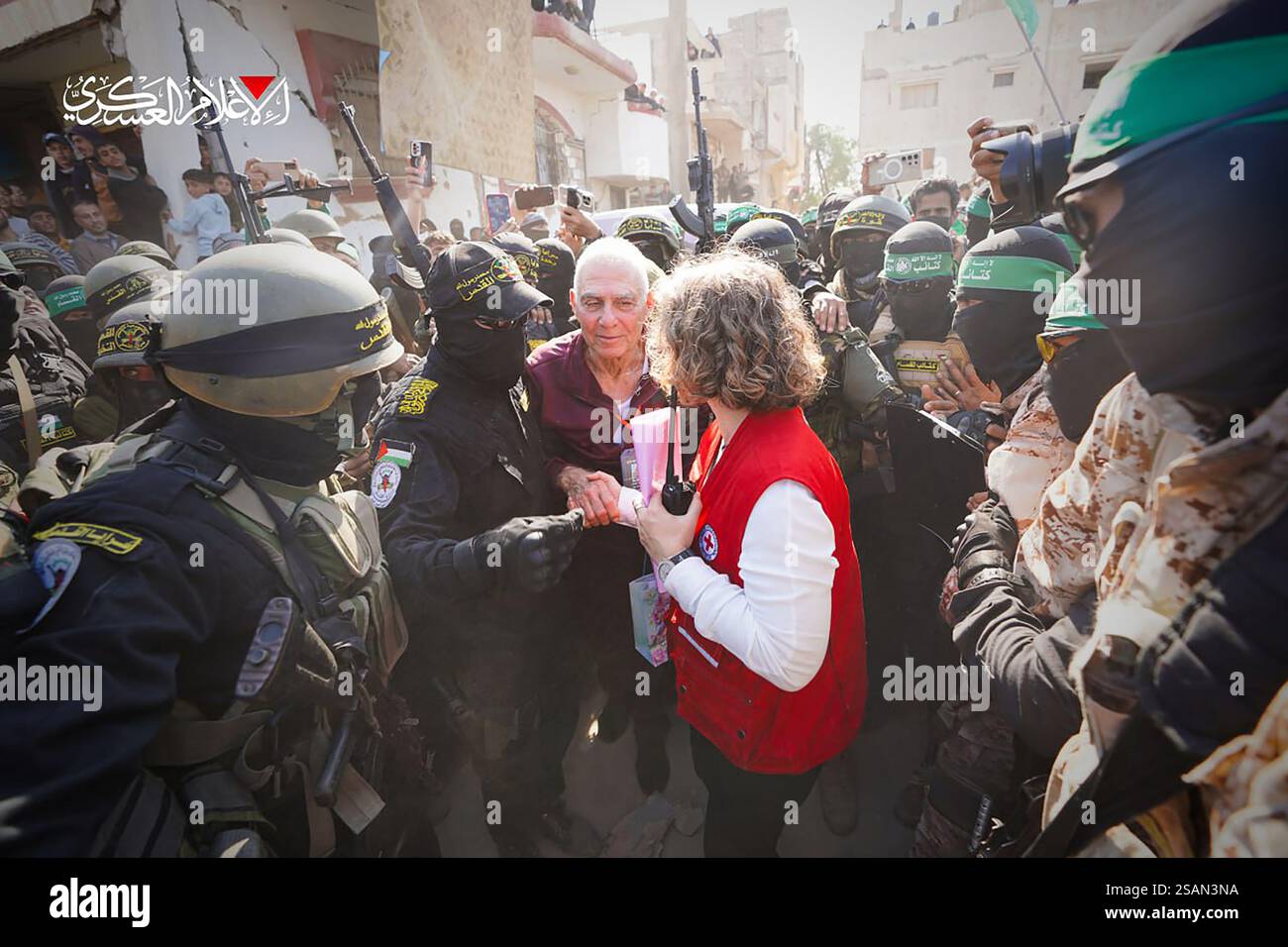 Khan Younis, Gaza. 30 janvier 2025. De nationalité israélo-allemande, Gadi Moses, 80 ans, (C), détenu en otage à Gaza depuis octobre 2023, lors de sa remise à une équipe de la Croix-Rouge à Khan Yunis dans le cadre d'un troisième échange de prisonniers en otage. À Khan Yunis, Gaza, le 30 janvier 2025. Photo par Hamas Military Media/UPI. Crédit : UPI/Alamy Live News Banque D'Images Khan Younis, Gaza. 30 janvier 2025. De nationalité israélo-allemande, Gadi Moses, 80 ans, (C), détenu en otage à Gaza depuis octobre 2023, lors de sa remise à une équipe de la Croix-Rouge à Khan Yunis dans le cadre d'un troisième échange de prisonniers en otage. À Khan Yunis, Gaza, le 30 janvier 2025. Photo par Hamas Military Media/UPI. Crédit : UPI/Alamy Live News Banque D'Images