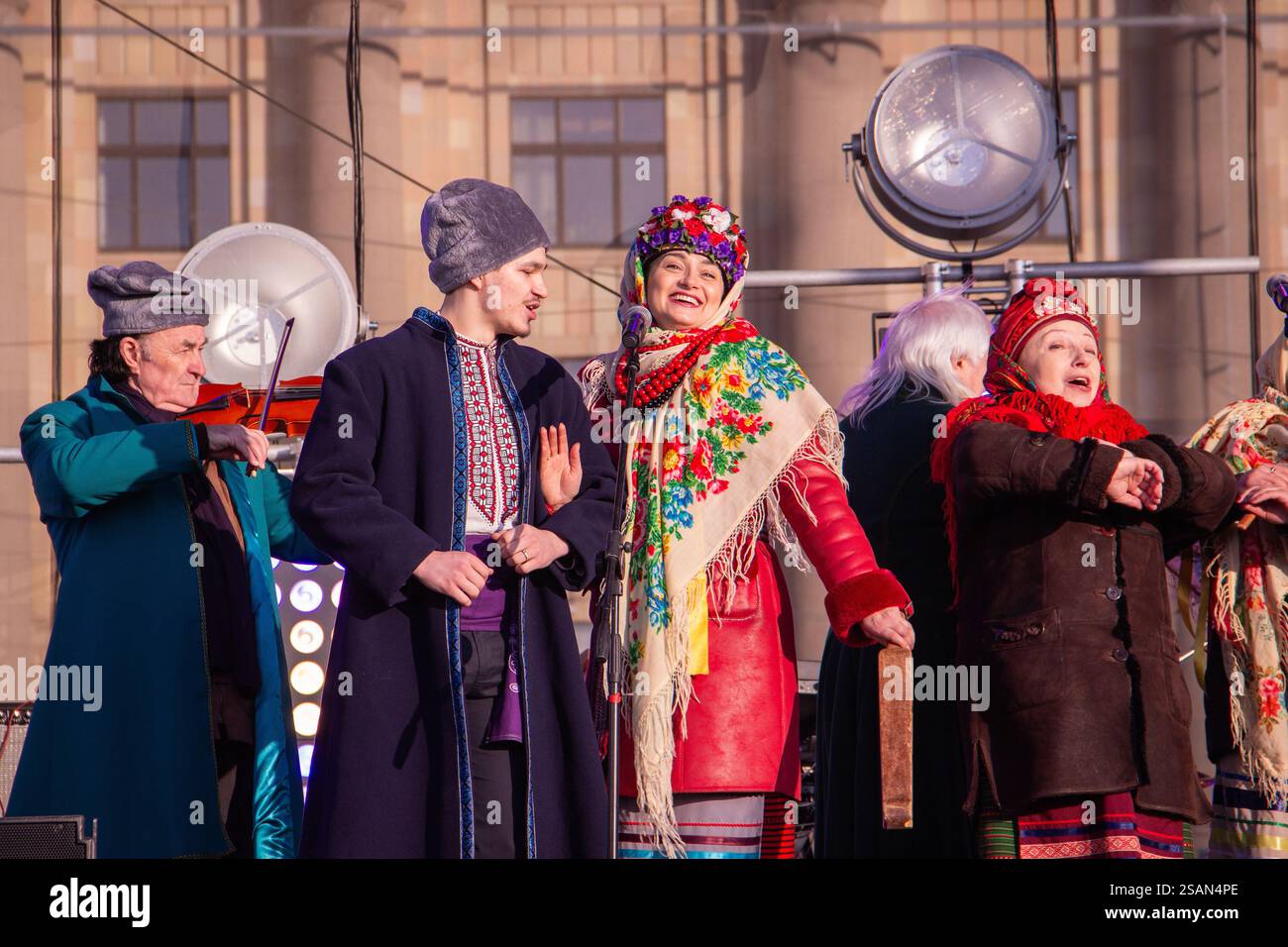 Ukraine,Kharkov-mars 9, 2019-Un homme et une femme en costumes nationaux ukrainiens chantent au festival Maslenitsa. De beaux Ukrainiens en costum national Banque D'Images