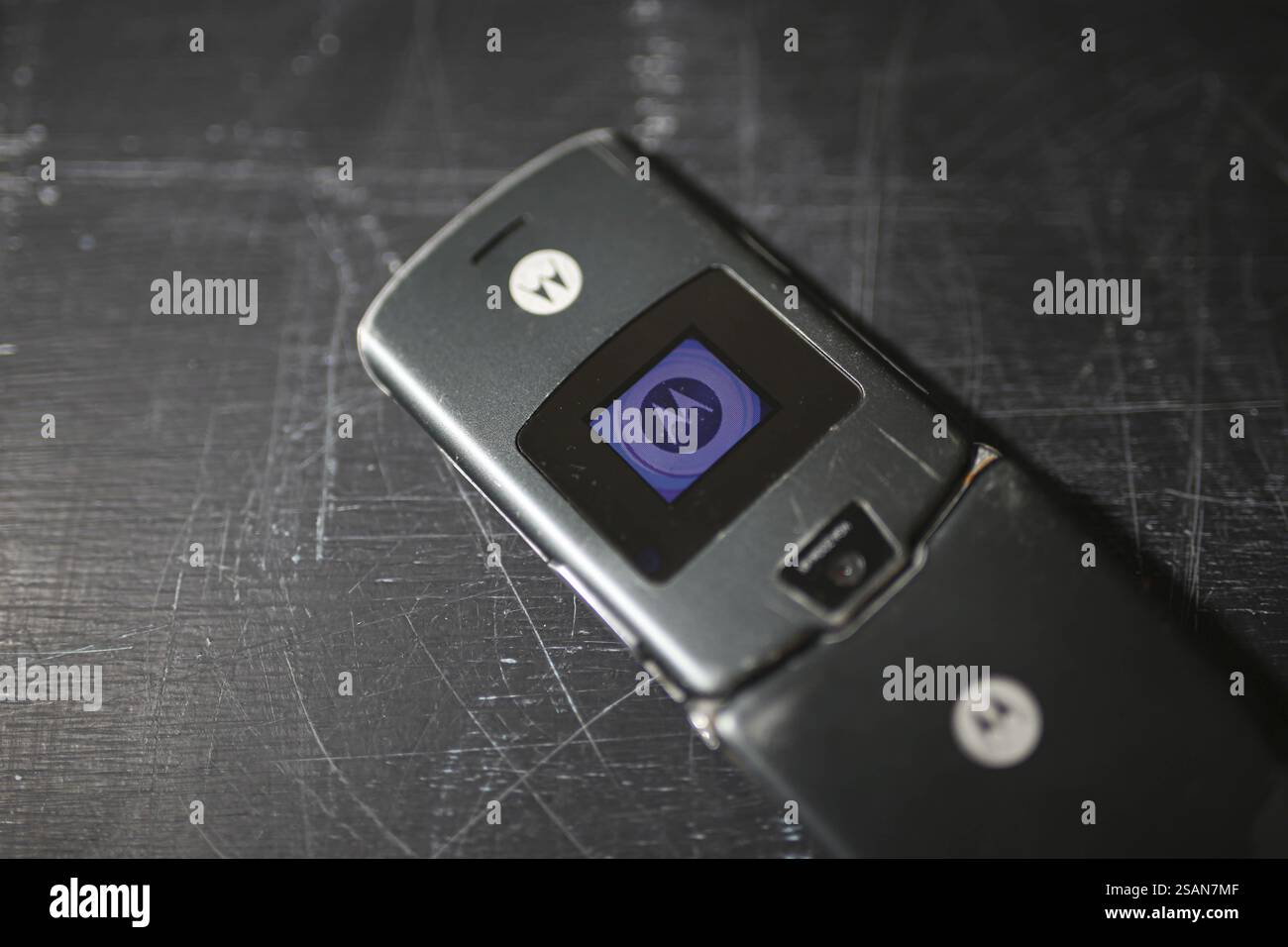 Gros plan d'un téléphone à rabat Motorola avec son écran externe Banque D'Images