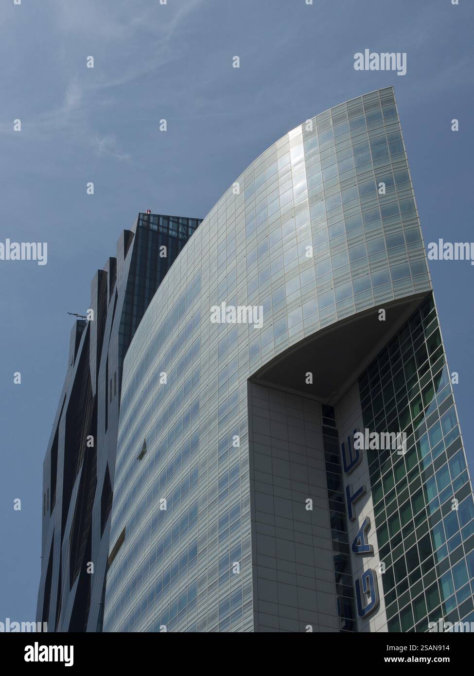 Un bâtiment moderne et incurvé en verre s'élève contre le ciel bleu, Vienne, Autriche, Europe Banque D'Images
