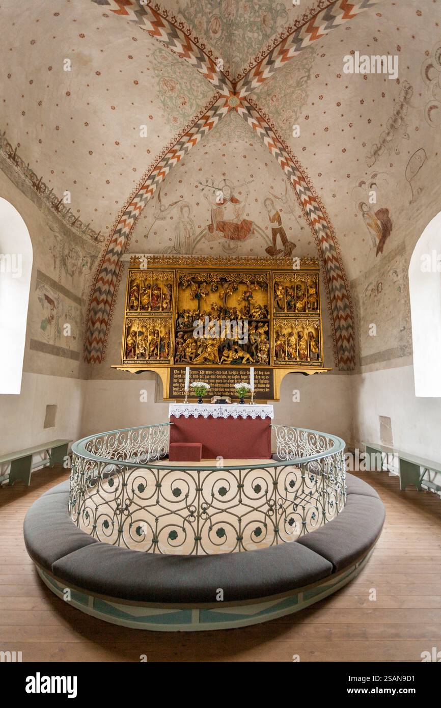 Autel & autel sculpture de l'église Bregring : l'aspect avant de l'intérieur de cette église simple. Une pièce d'autel en or richement sculptée sous des dessins simples dans le plâtre de l'arc avant. Banque D'Images