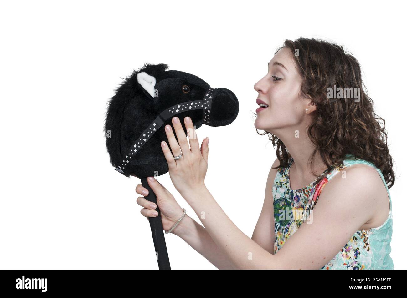 Femme parlant à un cheval de bâton de jouet Banque D'Images