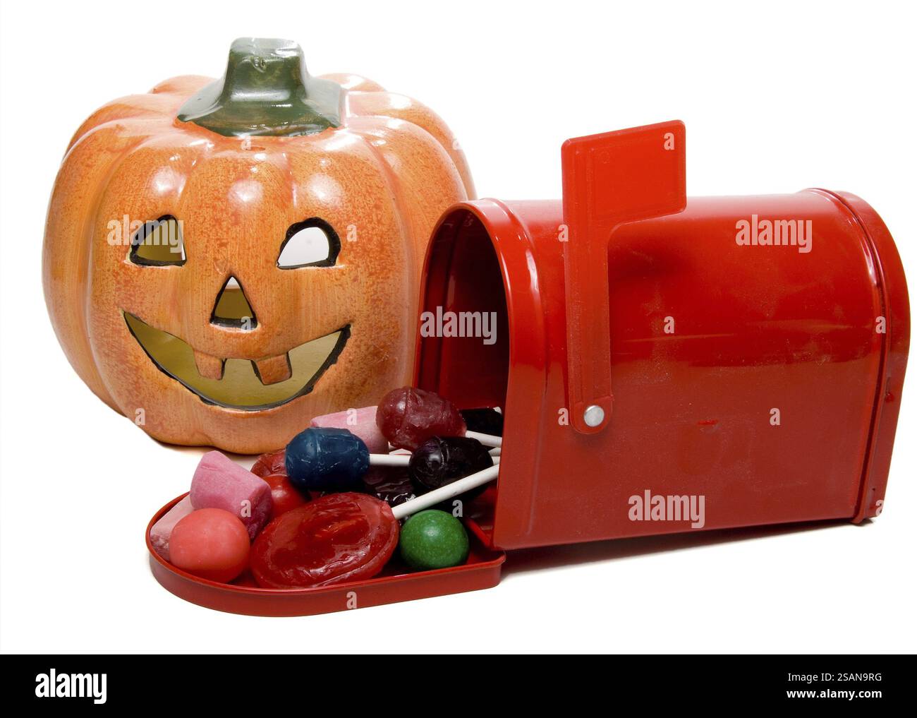 Un Jack-O-Lantern et une boîte aux lettres pleine de bonbons Banque D'Images