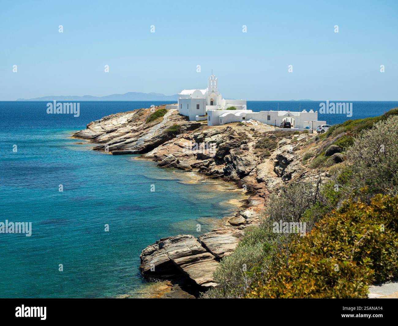 Le monastère de Chrisopigi : isolé sur une petite péninsule rocheuse et entouré par la mer, le monatarty bénéficie d'un cadre magnifique à l'extrémité sud de Sifnos. Banque D'Images