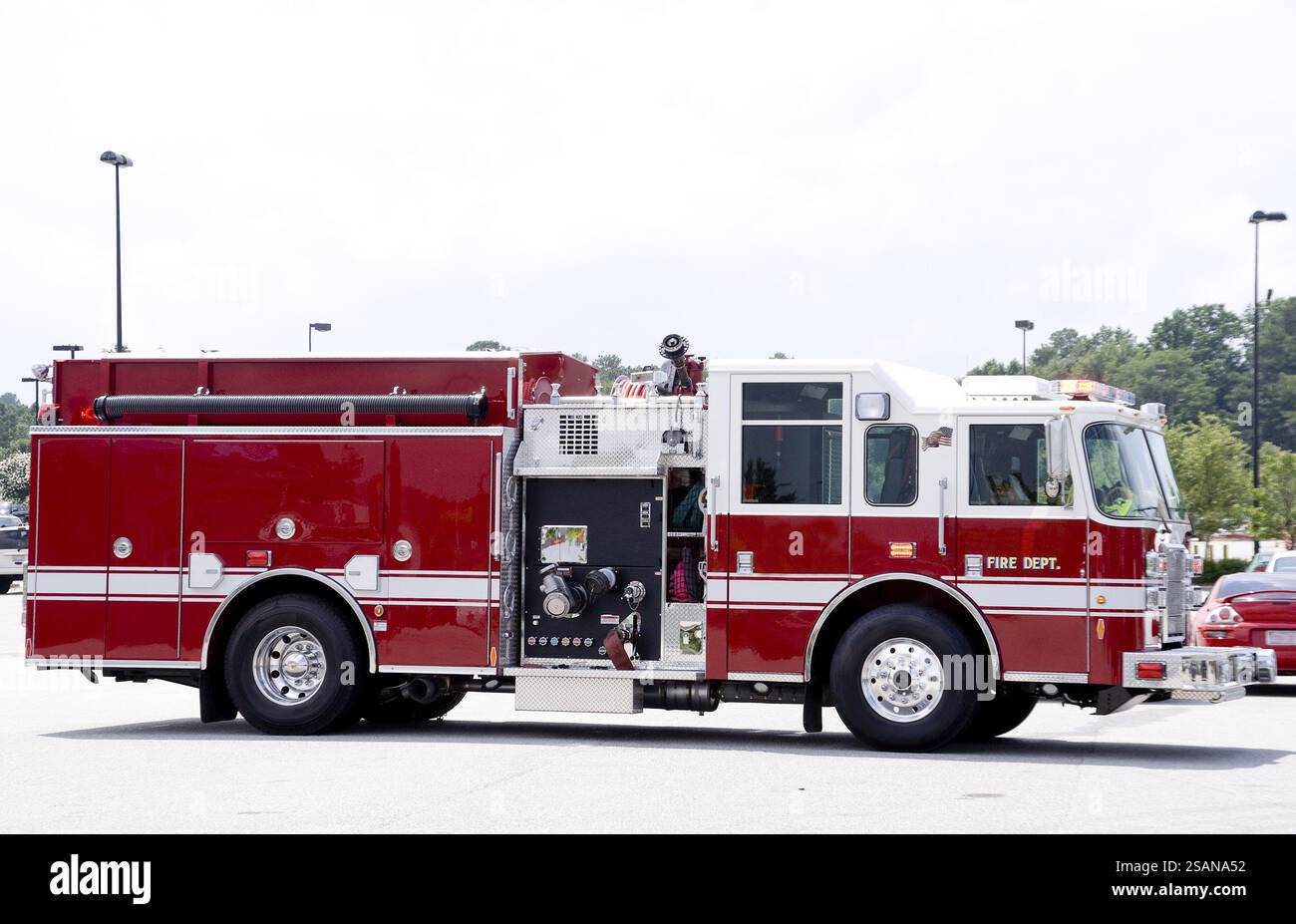 Un véhicule des services d'urgence mieux connu sous le nom de camion de pompiers Banque D'Images Un véhicule des services d'urgence mieux connu sous le nom de camion de pompiers Banque D'Images
