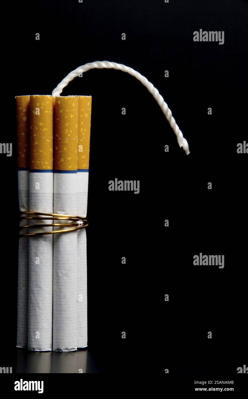 Plusieurs cigarettes liées ensemble comme des bâtons de dynamite Banque D'Images