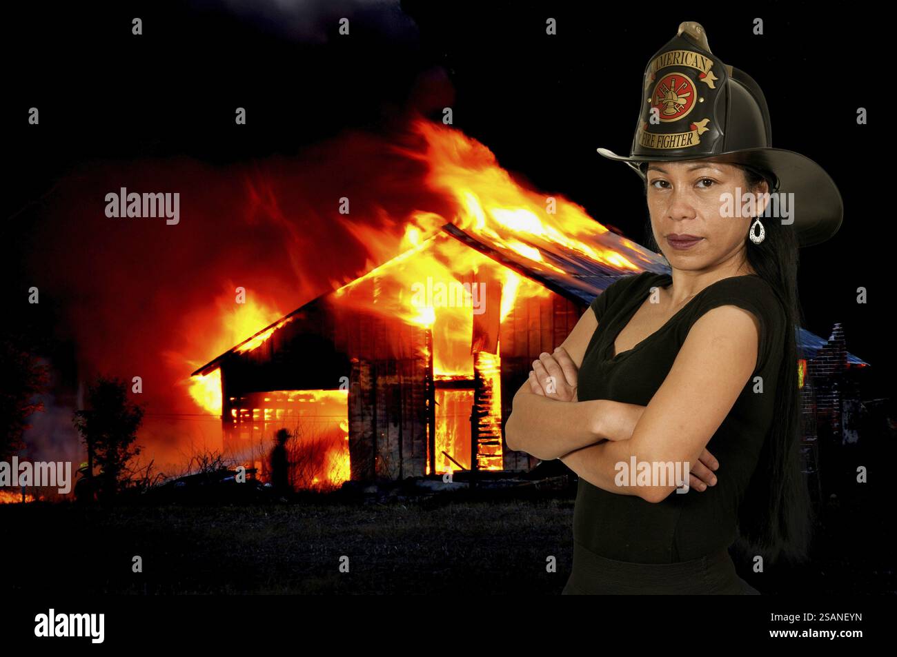 Belle jeune femme pompier à un incendie Banque D'Images Belle jeune femme pompier à un incendie Banque D'Images