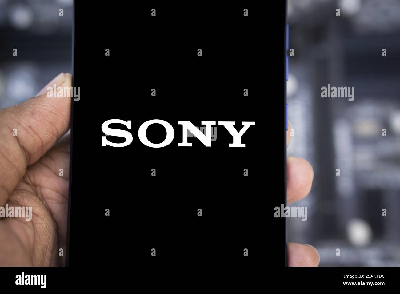 SONY est une société japonaise. SONY est une société de consoles de jeux vidéo et un éditeur de jeux vidéo. Smartphone avec puce Banque D'Images