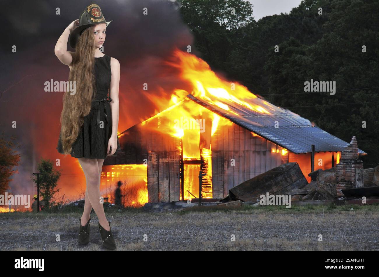 Une belle femme pompier lors d'un incendie Banque D'Images Une belle femme pompier lors d'un incendie Banque D'Images