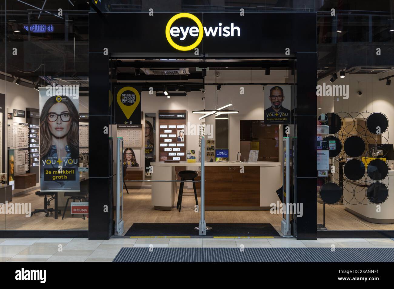 Magasin Eye Wish opticien, avec logo de magasin illuminé. Utrecht aux pays-Bas Banque D'Images