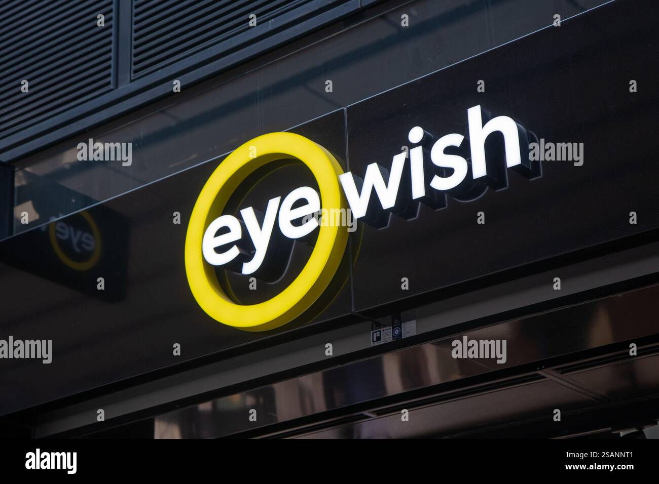 Magasin Eye Wish opticien, avec logo de magasin illuminé. Utrecht aux pays-Bas Banque D'Images