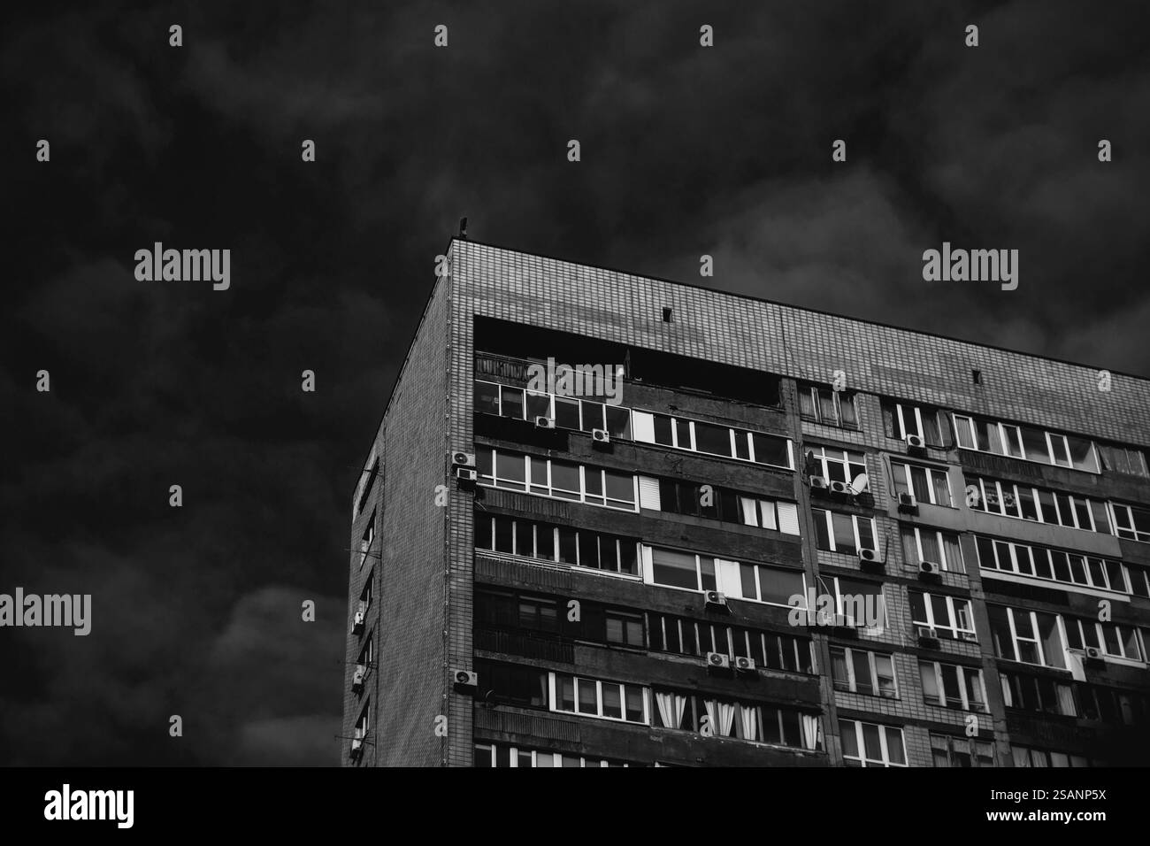 Vieilles façades de bâtiments socialistes soviétiques brutalistes. Banque D'Images