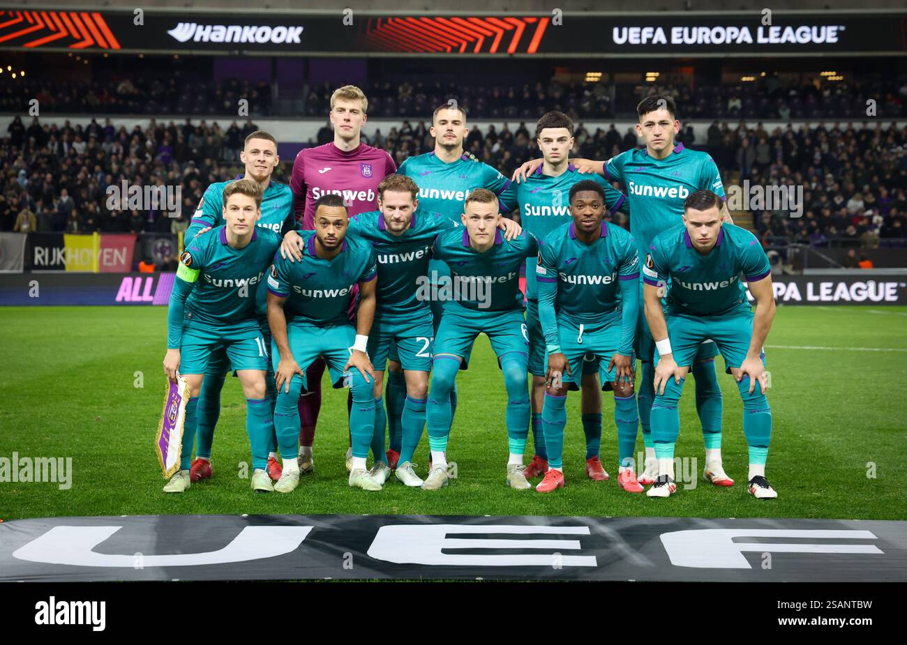 Thorgan Hazard d'Anderlecht, Mads Kikkenborg, gardien de but d'Anderlecht, Leander Dendoncker d'Anderlecht, Tristan Degreef d'Anderlecht, Luis Vazquez d'Anderlecht, Yari Verschaeren d'Anderlecht, Killian Sardella d'Anderlecht, Mats RITS d'Anderlecht, Ludwig Augustinsson d'Anderlecht, Francis Amuzu d'Anderlecht et Jan-Carlo Simic d'Anderlecht photographiés au début d'un match de football entre l'équipe belge de football RSC Anderlecht et l'allemande Hoffenheim, jeudi 30 janvier 2025 à Bruxelles, le 8/8e jour de la phase de groupes du tournoi de l'UEFA Europa League. BELGA PHOTO VIRGINIE LEFOUR Banque D'Images