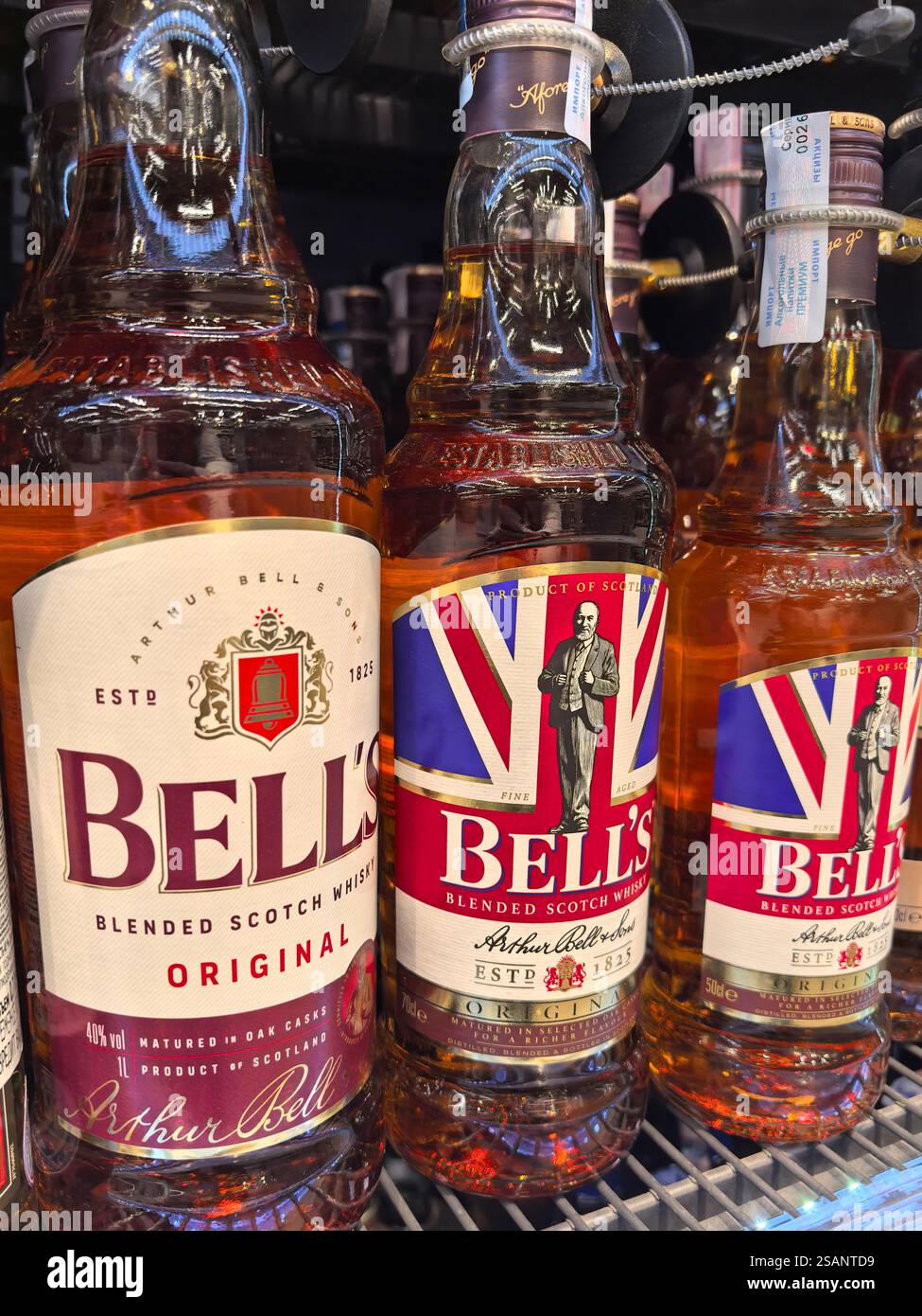 Bobruisk, Biélorussie - 26 janvier 2025 : des rangées de bouteilles de whisky scotch mélangées bordent une étagère de magasin, mettant en valeur leurs étiquettes vibrantes et leurs designs uniques. Banque D'Images