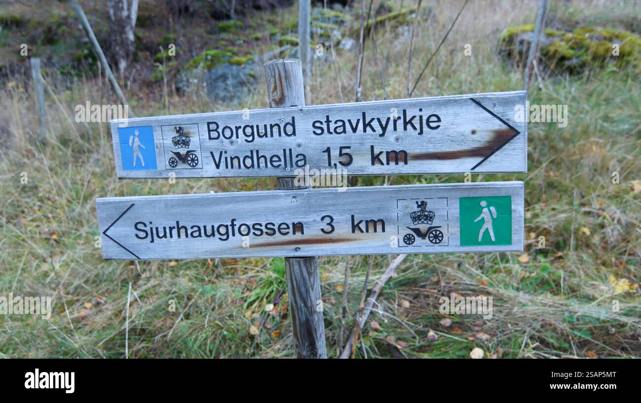 Panneau indiquant les itinéraires de randonnée vers Borgund Stavkyrkje et Sjurhaugsfossen en Norvège Banque D'Images