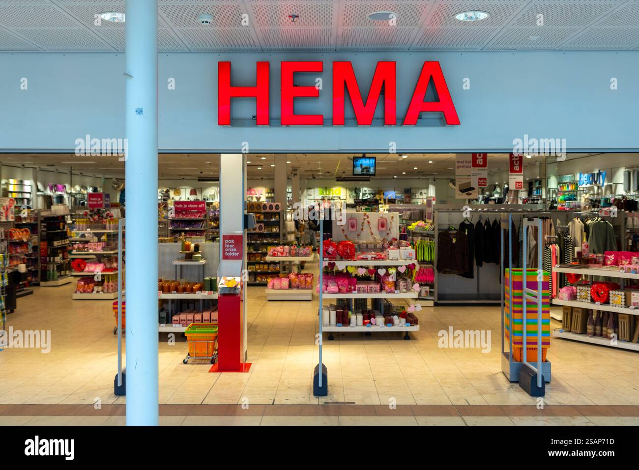Boutique HEMA à Utrecht. HEMA est une chaîne de magasins de variétés néerlandaise. Il a commencé ses opérations en tant que magasin de variétés. Utrecht aux pays-Bas. Banque D'Images Boutique HEMA à Utrecht. HEMA est une chaîne de magasins de variétés néerlandaise. Il a commencé ses opérations en tant que magasin de variétés. Utrecht aux pays-Bas. Banque D'Images