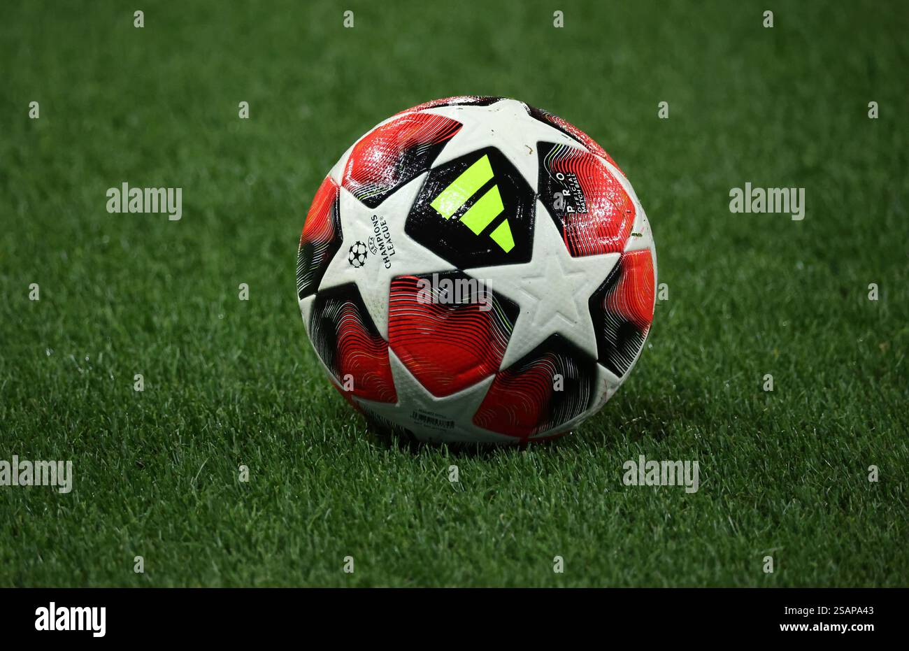 Leverkusen, Deutschland. 29 janvier 2025. Le football Adidas UCL 24/25 est sur le terrain vert, Ligue des Champions, Journée 8, Bayer 04 Leverkusen vs Sparta Prague, Leverkusen, Allemagne, 29.01.2025. Crédit : Juergen Schwarz/Alamy Live News Banque D'Images