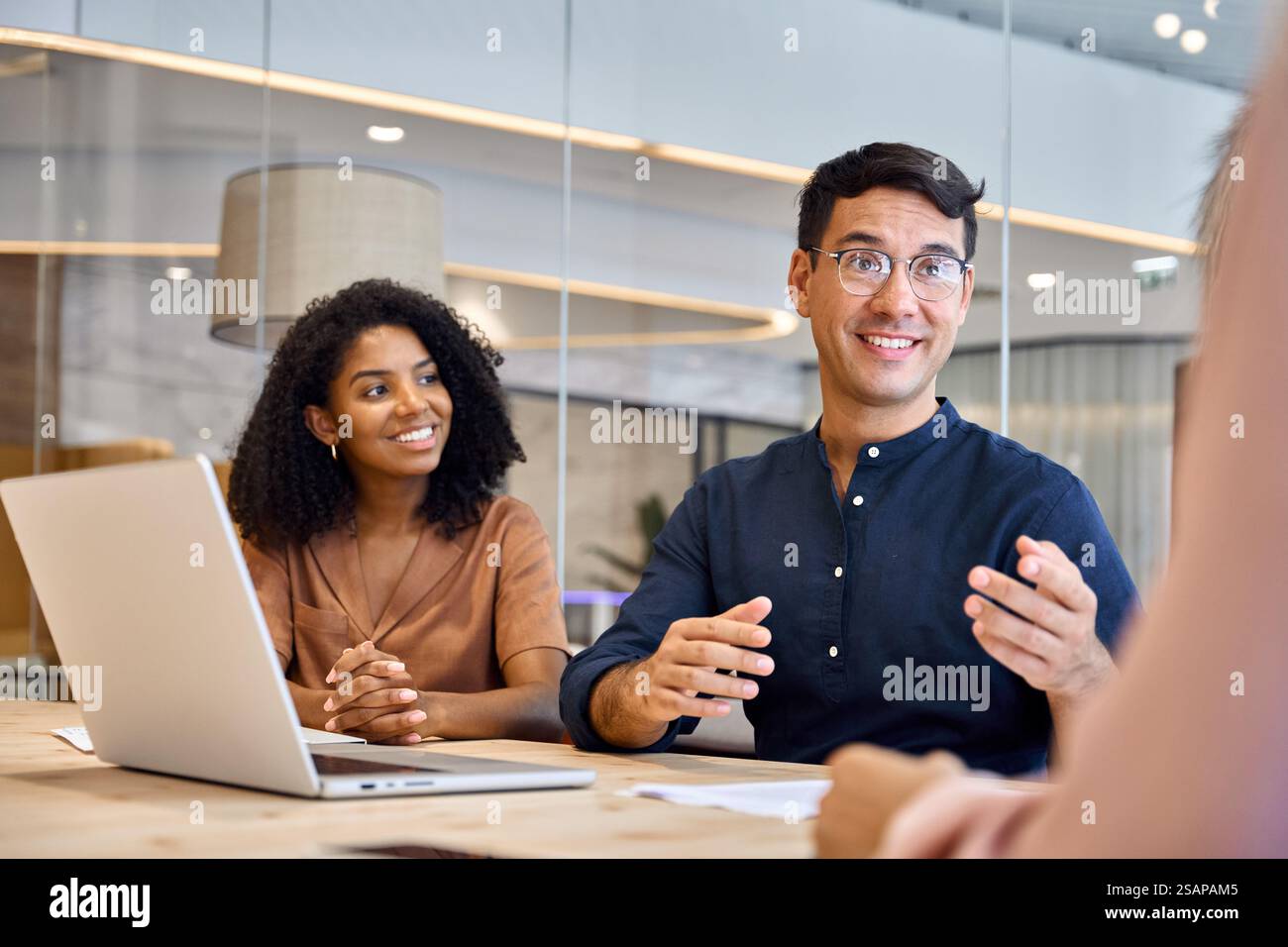 Heureux cadres divers travaillant avec les gens de l'équipe d'affaires lors de la réunion de groupe. Banque D'Images