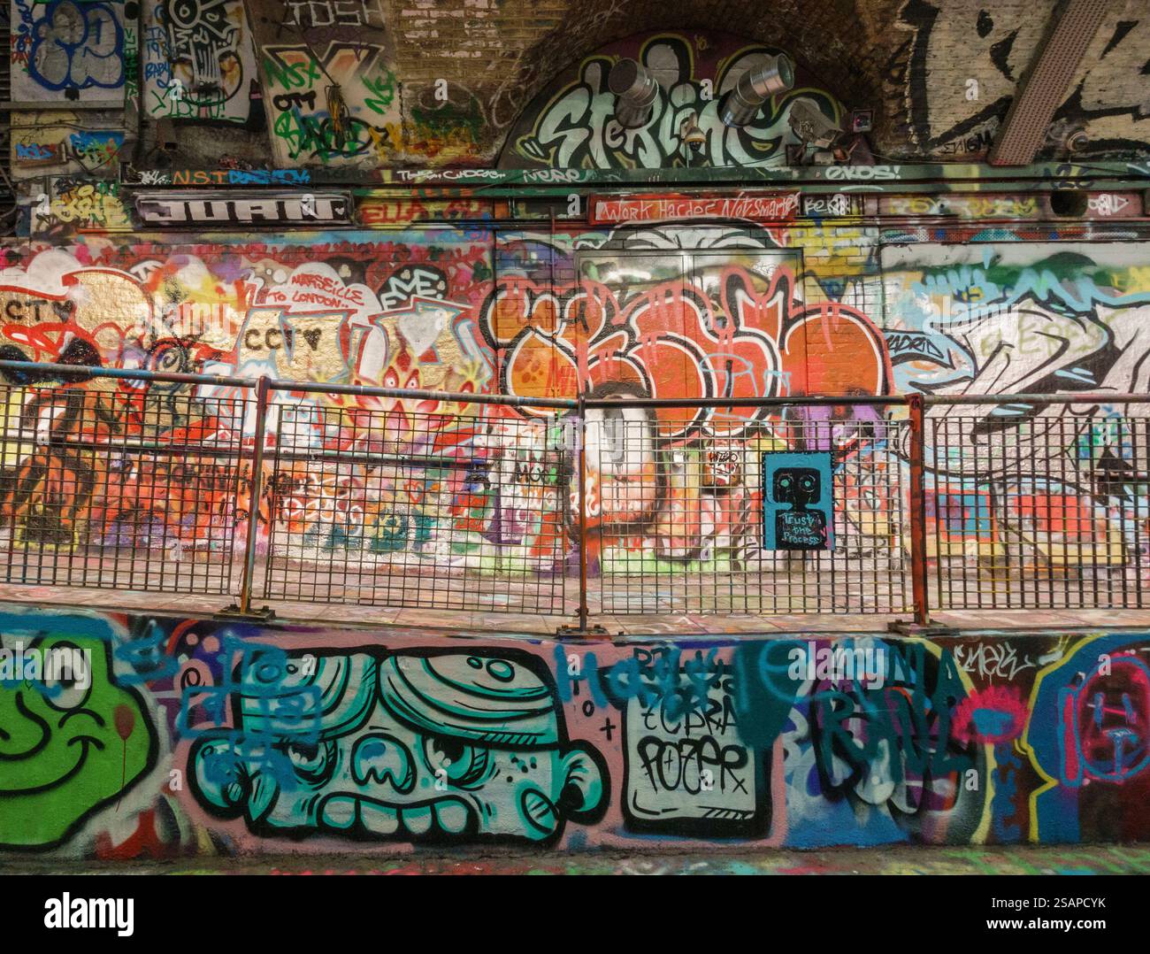 Vue générale des graffitis en constante évolution à Leake Street Arches London (sous la gare principale de Waterloo). Banque D'Images