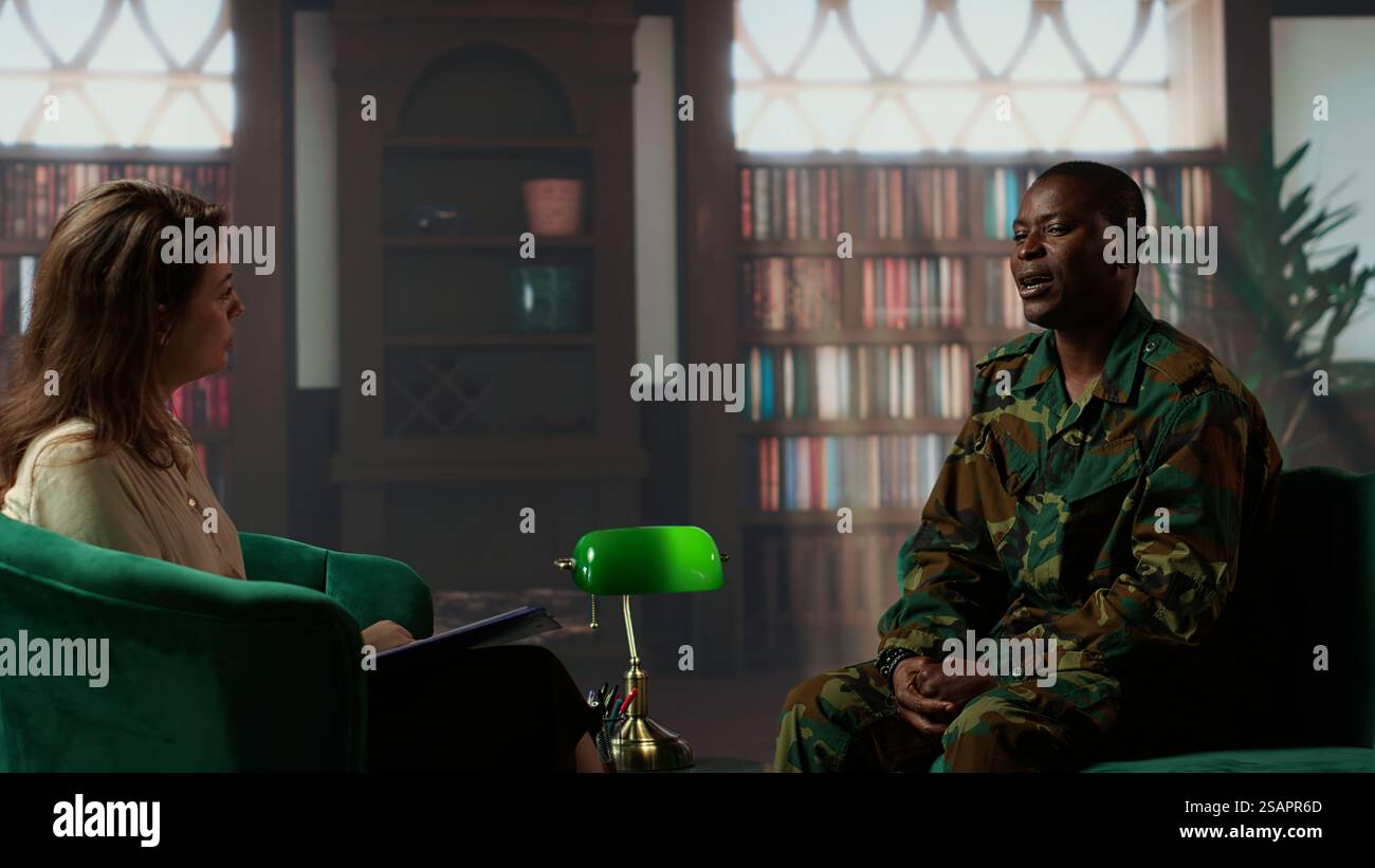 Soldat afro-américain semble affligé pendant une séance de conseil pour le rétablissement du traumatisme, essayant de s'ouvrir et de partager son chagrin. Prise en charge de l'ESPT et traitement de la santé mentale chez le combattant. Caméra B. Banque D'Images