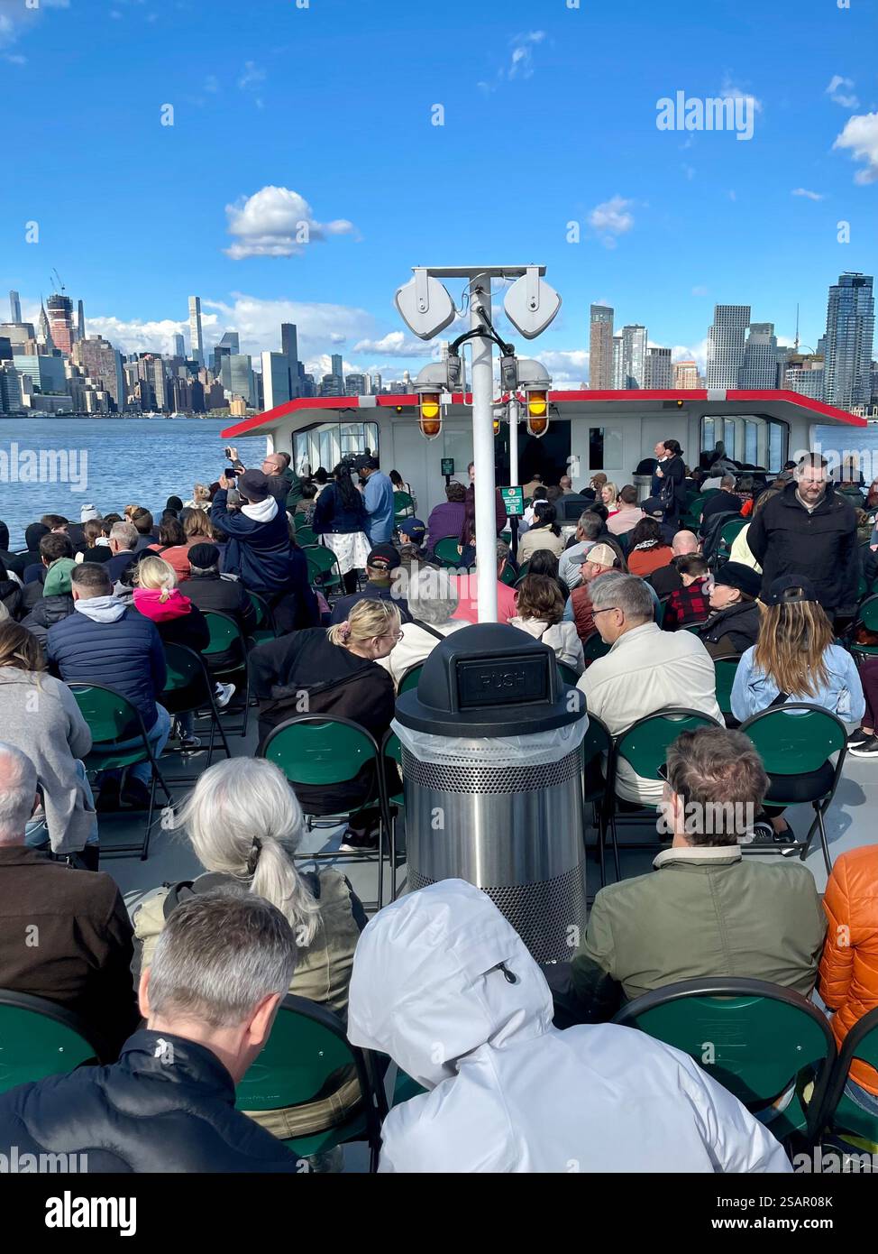 Personnes à bord de la croisière touristique Circle Line autour de Manhattan, New York, États-Unis - Image de stock capturée avec un smartphone