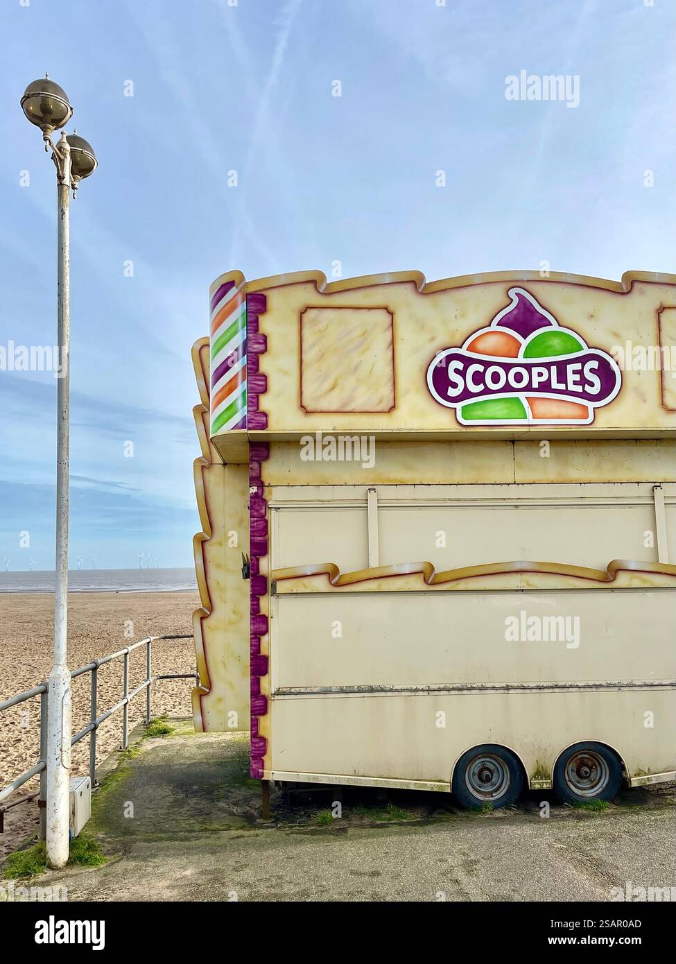 Une fourgonnette de crème glacée fermée hors saison sur le front de mer à Skegness, Lincolnshire, Angleterre. Banque D'Images
