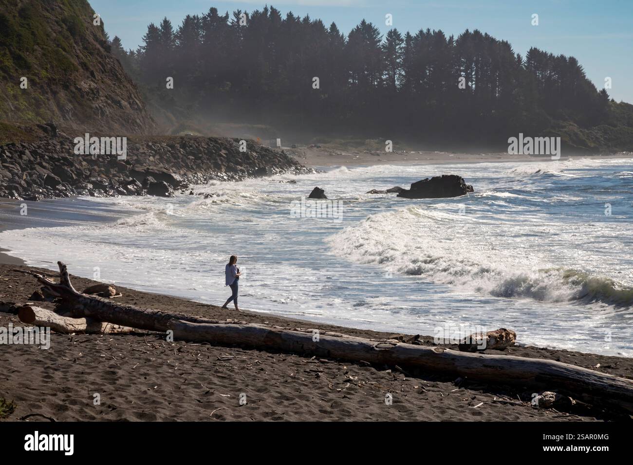 Crescent City, Californie - Une femme marche sur la plage de l'océan Pacifique dans le nord de la Californie. Banque D'Images