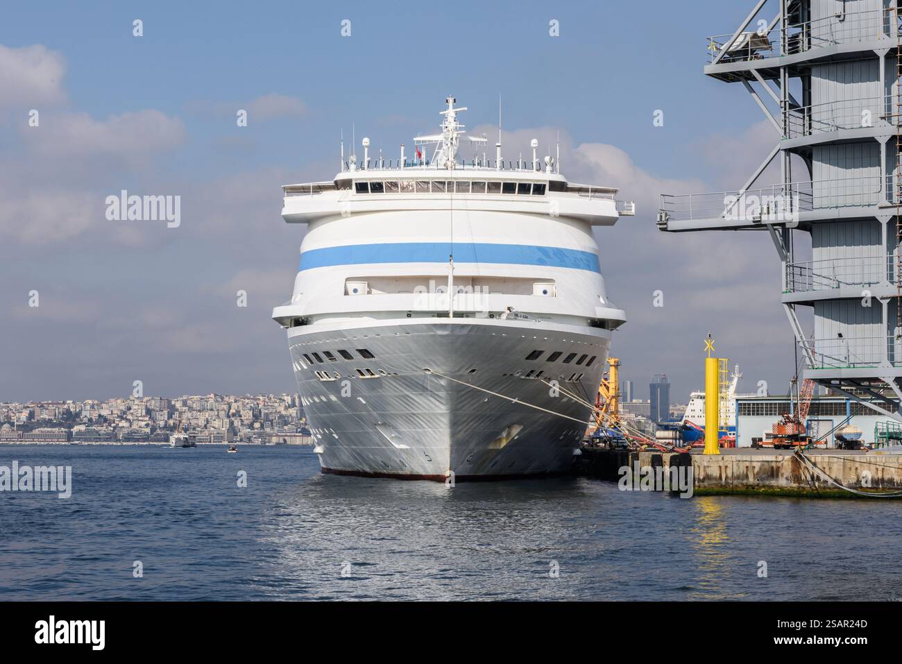 ISTANBUL, TURQUIE - 24 JANVIER 2025 : bateau de croisière Astoria Grande dans le port de Haydarpasa, Istanbul. Croisière sur la mer Noire. Vue du cr Banque D'Images ISTANBUL, TURQUIE - 24 JANVIER 2025 : bateau de croisière Astoria Grande dans le port de Haydarpasa, Istanbul. Croisière sur la mer Noire. Vue du cr Banque D'Images