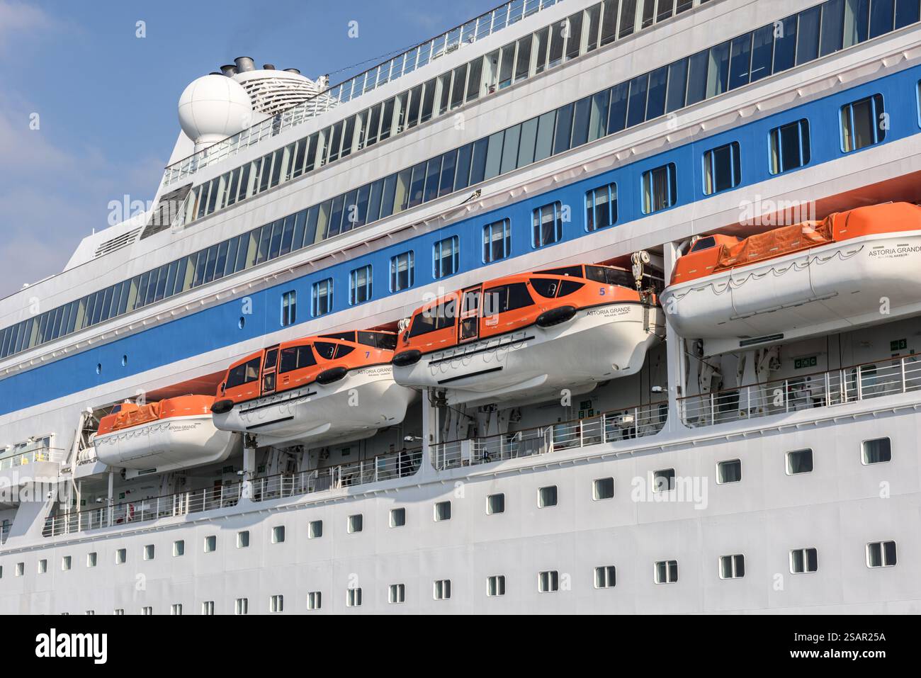 ISTANBUL, TURQUIE - 24 JANVIER 2025 : bateau de croisière Astoria Grande dans le port de Haydarpasa, Istanbul. Croisière sur la mer Noire. Vue du cr Banque D'Images ISTANBUL, TURQUIE - 24 JANVIER 2025 : bateau de croisière Astoria Grande dans le port de Haydarpasa, Istanbul. Croisière sur la mer Noire. Vue du cr Banque D'Images