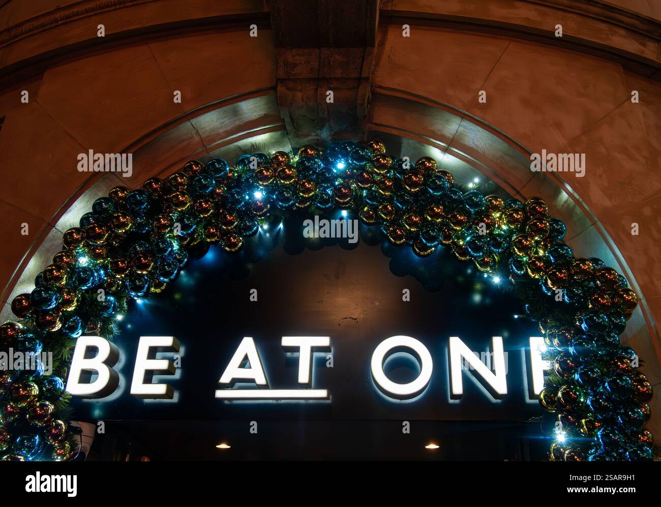 Londres, Royaume-Uni - 25 novembre 2024 : Be at One à Londres est une chaîne populaire de bars à cocktails, bien connue pour son atmosphère vibrante Banque D'Images