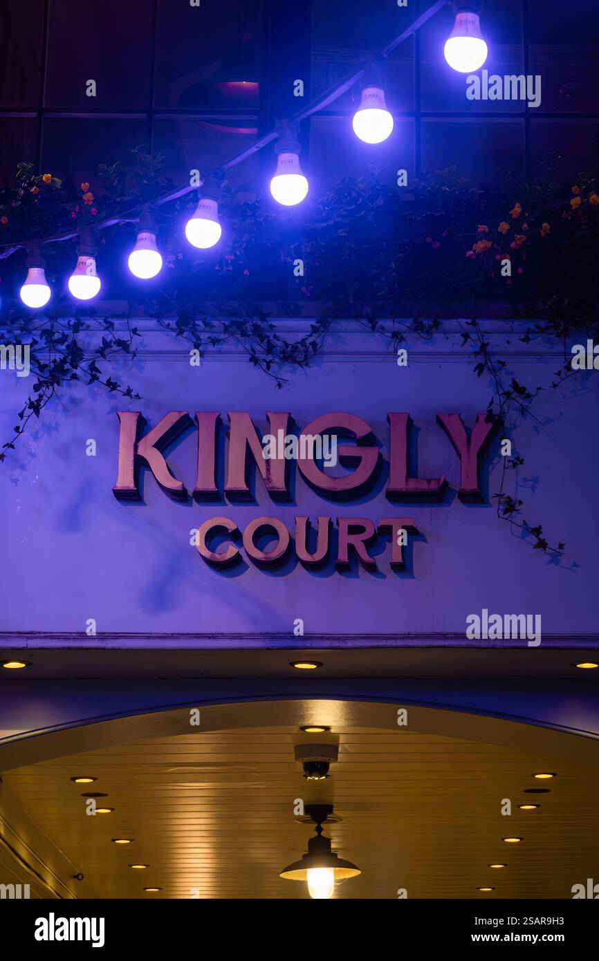 Londres, Royaume-Uni - 25 novembre 2024 : Kingly court à Londres est une destination de plein air dynamique et élégante de trois étages pour manger et faire du shopping Banque D'Images