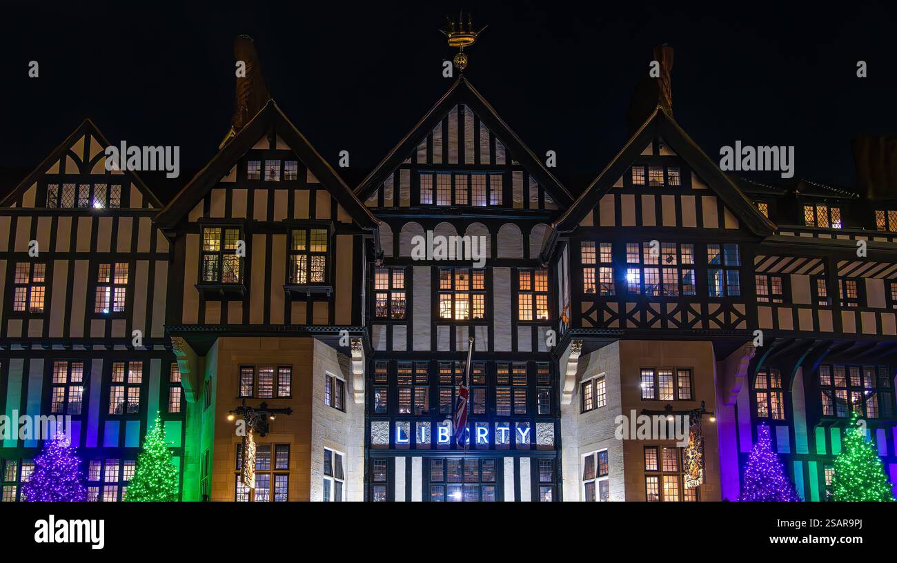 Londres, Royaume-Uni - 25 novembre 2024 : Noël illuminé et décoré Tudor-style Liberty Mall - centre commercial - bâtiment la nuit Banque D'Images