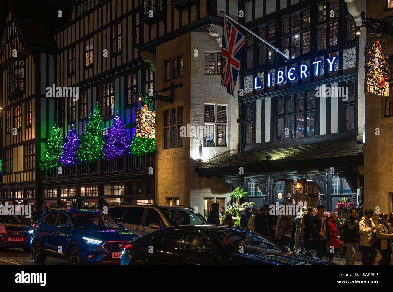 Londres, Royaume-Uni - 25 novembre 2024 : Noël illuminé et décoré Tudor-style Liberty Mall - centre commercial - bâtiment la nuit Banque D'Images