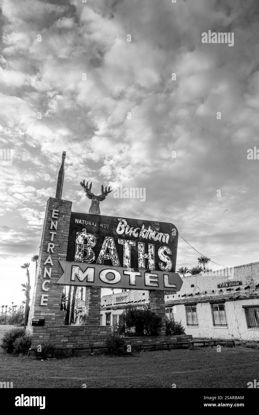 Une photo en noir et blanc frappante de l'enseigne vintage Buckhorn Baths Motel, soulignant son charme rétro et son attrait intemporel. Banque D'Images