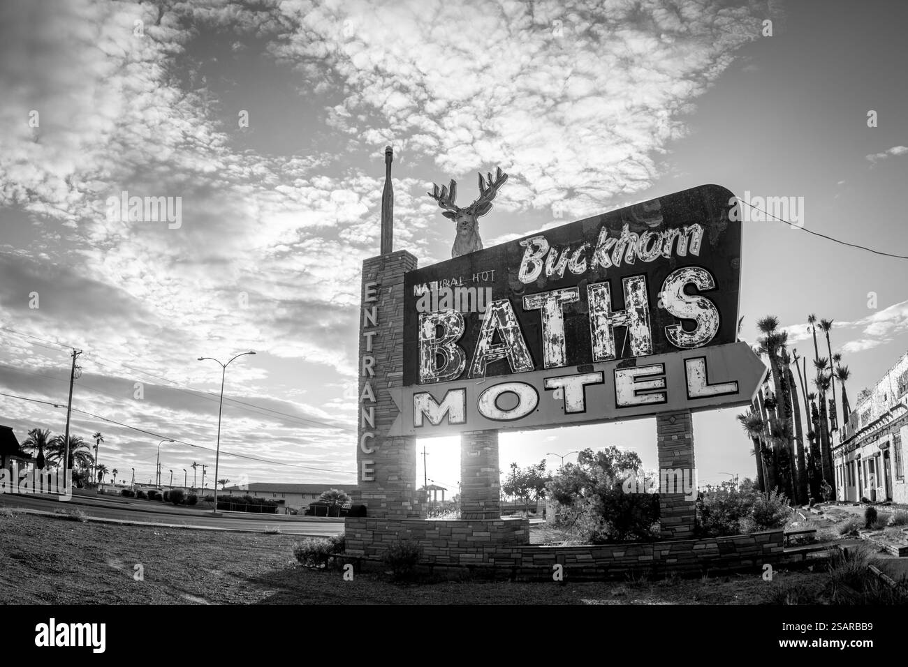Une photo en noir et blanc frappante de l'enseigne vintage Buckhorn Baths Motel, soulignant son charme rétro et son attrait intemporel. Banque D'Images
