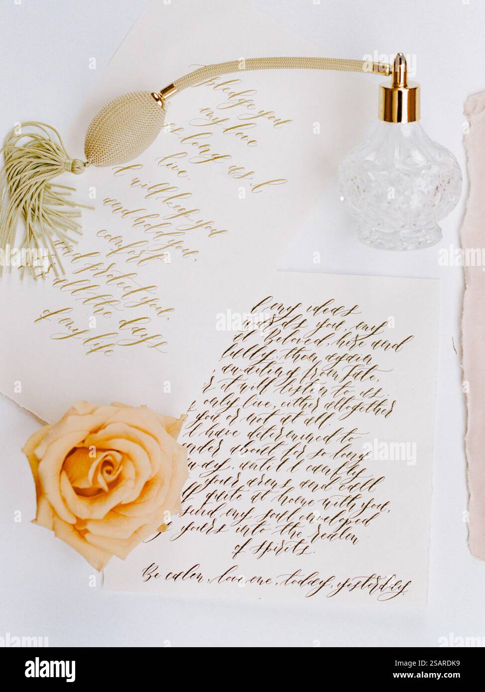 Notes manuscrites avec calligraphie élégante reposent sur une surface texturée à côté d'une bouteille de parfum vintage et d'une rose délicate, créant un AT romantique Banque D'Images