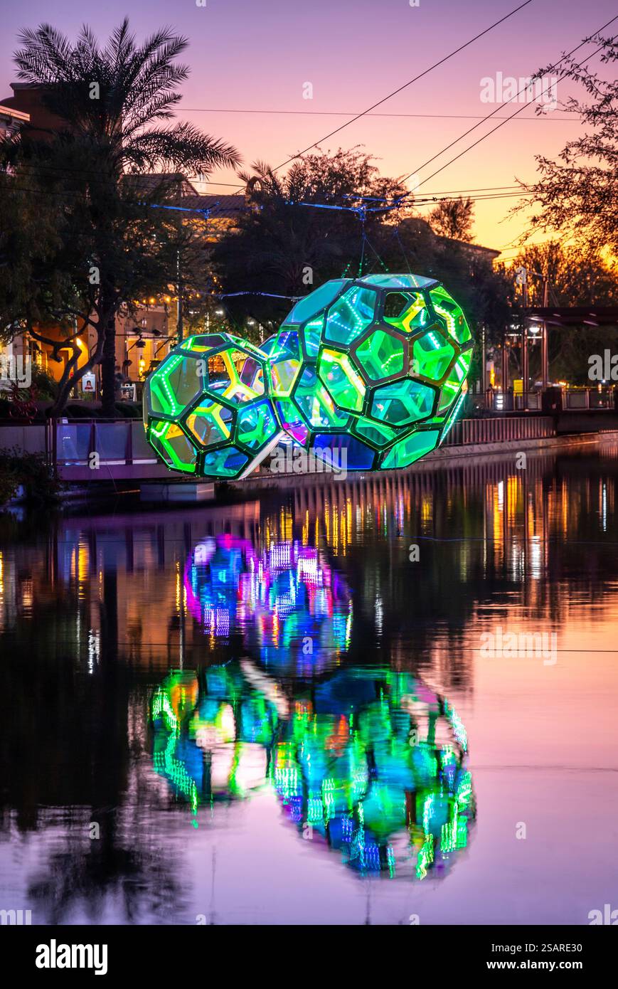 Une superbe exposition d'art lumineux reflétant le canal de Scottsdale lors de l'événement d'art public Scottsdale canal convergence 2024. Banque D'Images