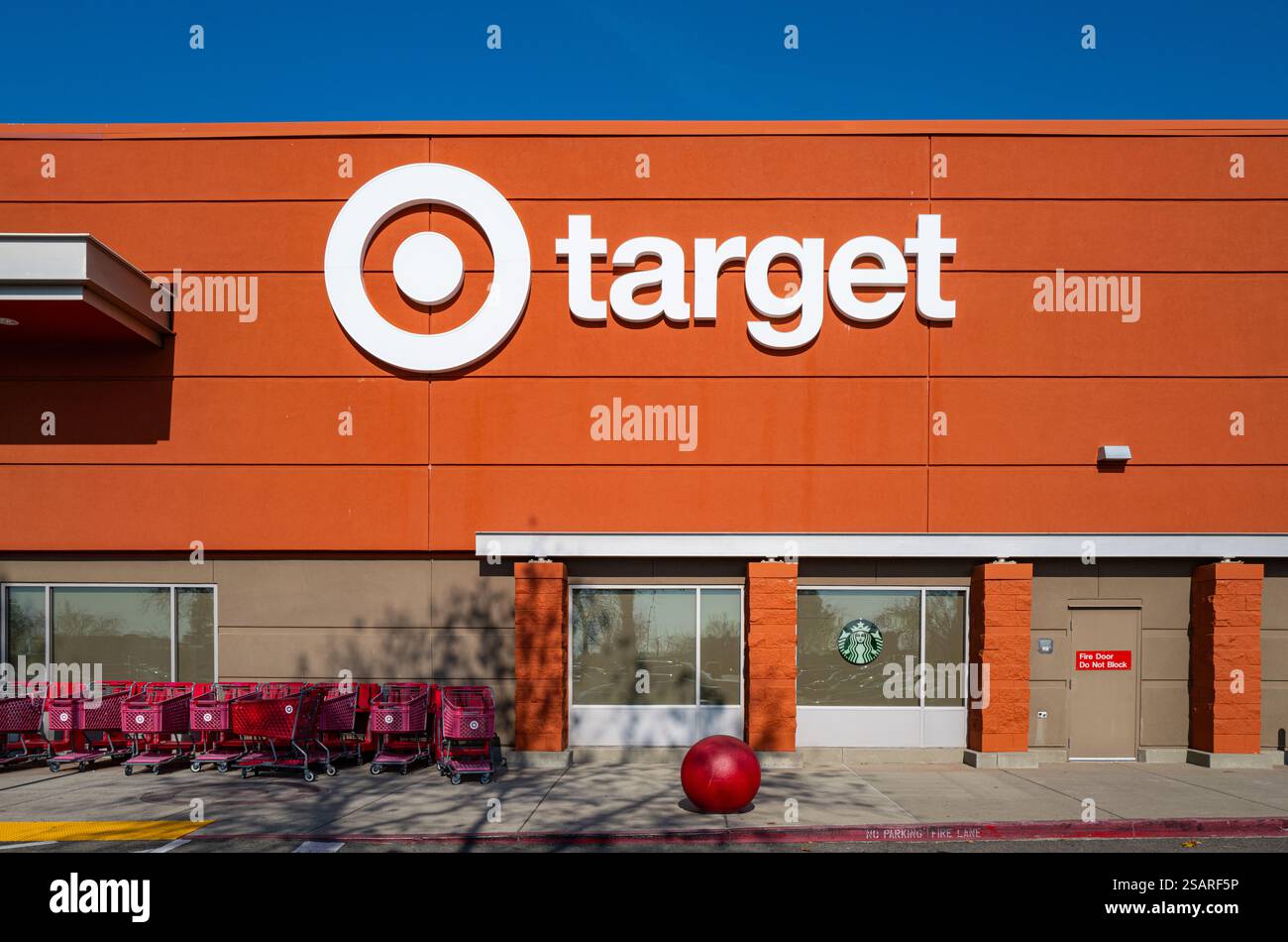 Avant d'un magasin Target. Des activistes réclament le boycott de Target suite à sa décision de réduire ses initiatives DEI. Banque D'Images