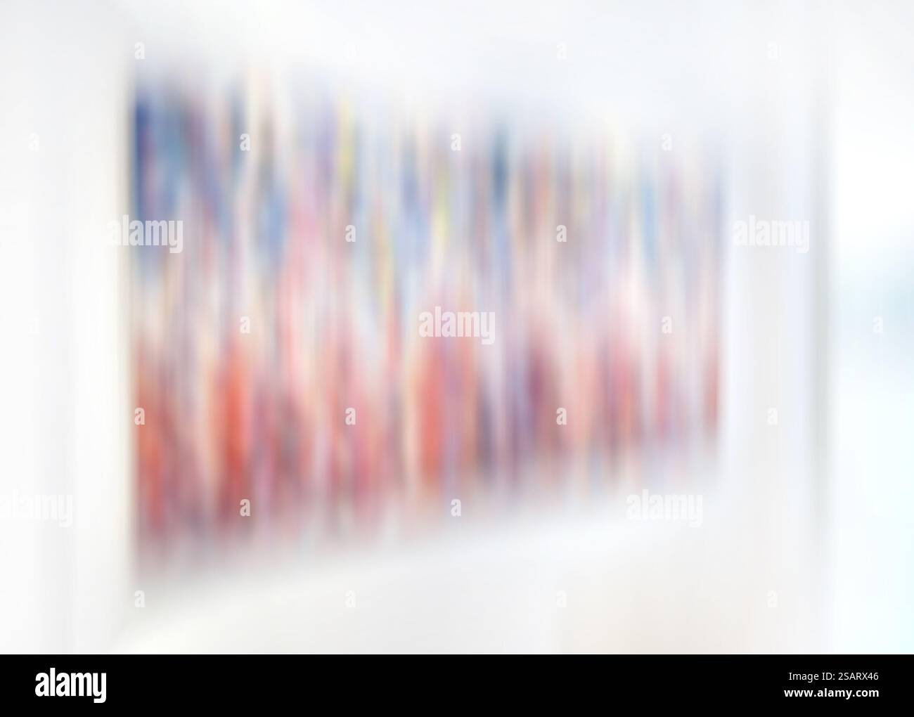 Flou de mouvement, fond de galerie d'exposition d'art, peinture abstraite colorée sur fond blanc Banque D'Images