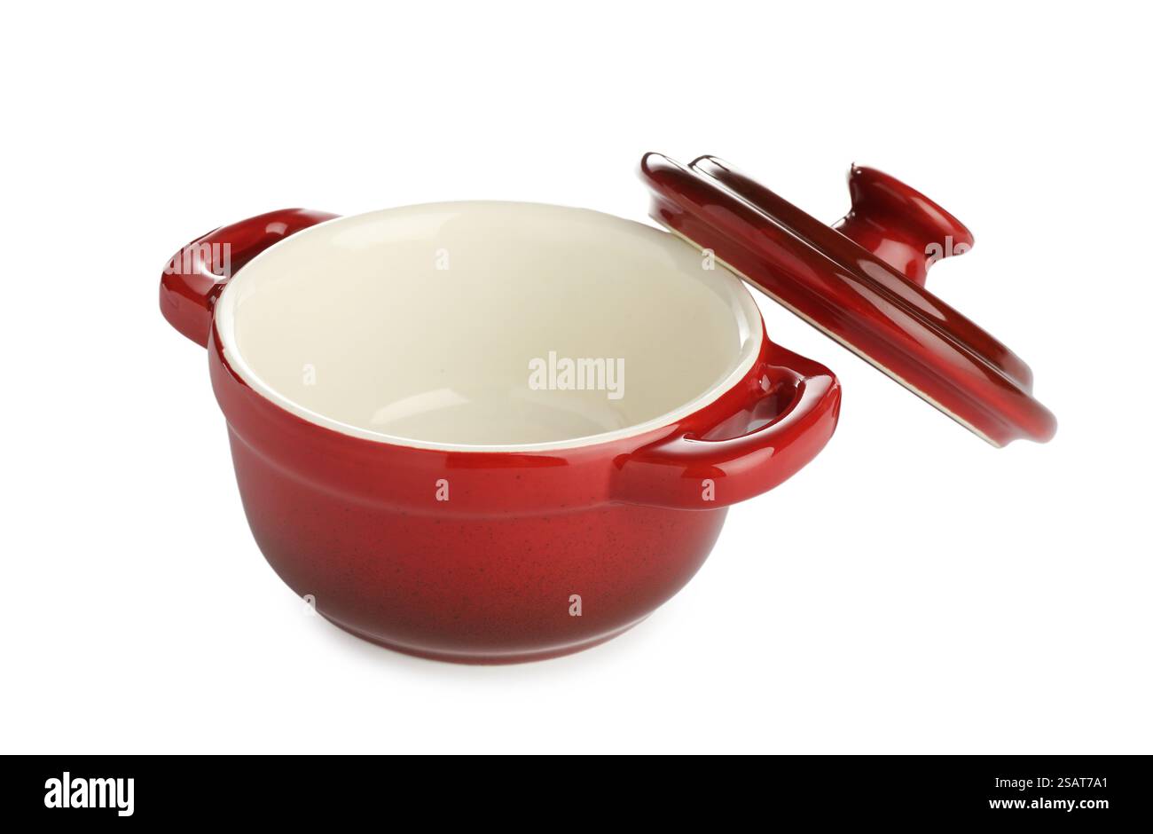 Casserole en céramique et couvercle isolés sur blanc. Ustensile de cuisson Banque D'Images